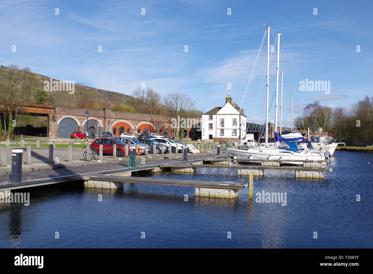 Bowling Harbour est situé au pied des collines de Kilpatrick, qui offrent une vue imprenable sur le port de Bowling, la rivière Clyde et au-delà Banque D'Images