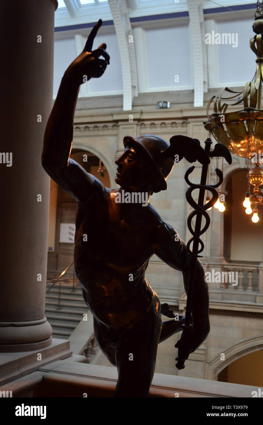 Statue de mercure dans Kelvingrove Art Gallery and Museum, Glasgow. Un grand dieu dans la religion et la mythologie romaine Banque D'Images