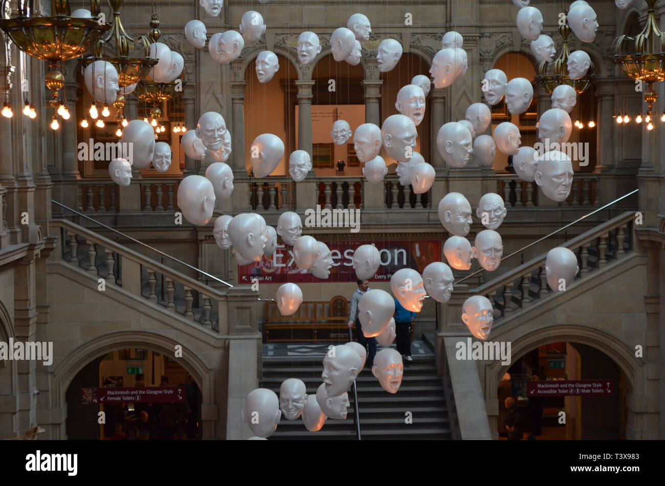 L'installation de têtes flottantes par Sophie Cave, plus de 50 d'entre eux, chacun présentant différentes émotions notamment le rire et le désespoir. Banque D'Images