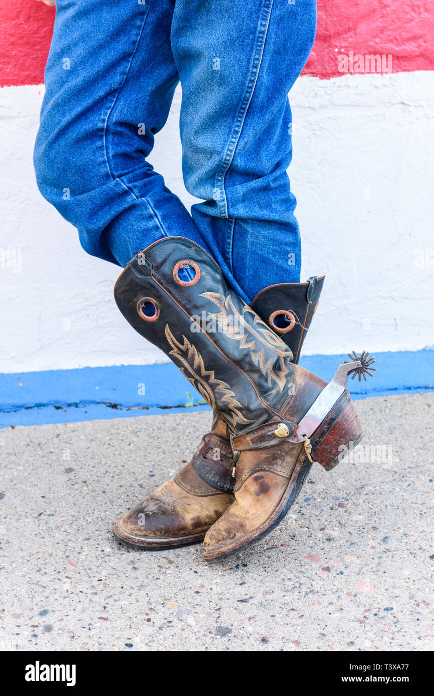Old cowboy bottes altérés et brun avec design cousu le côté avec portés par un vieil homme en Photo Stock - Alamy