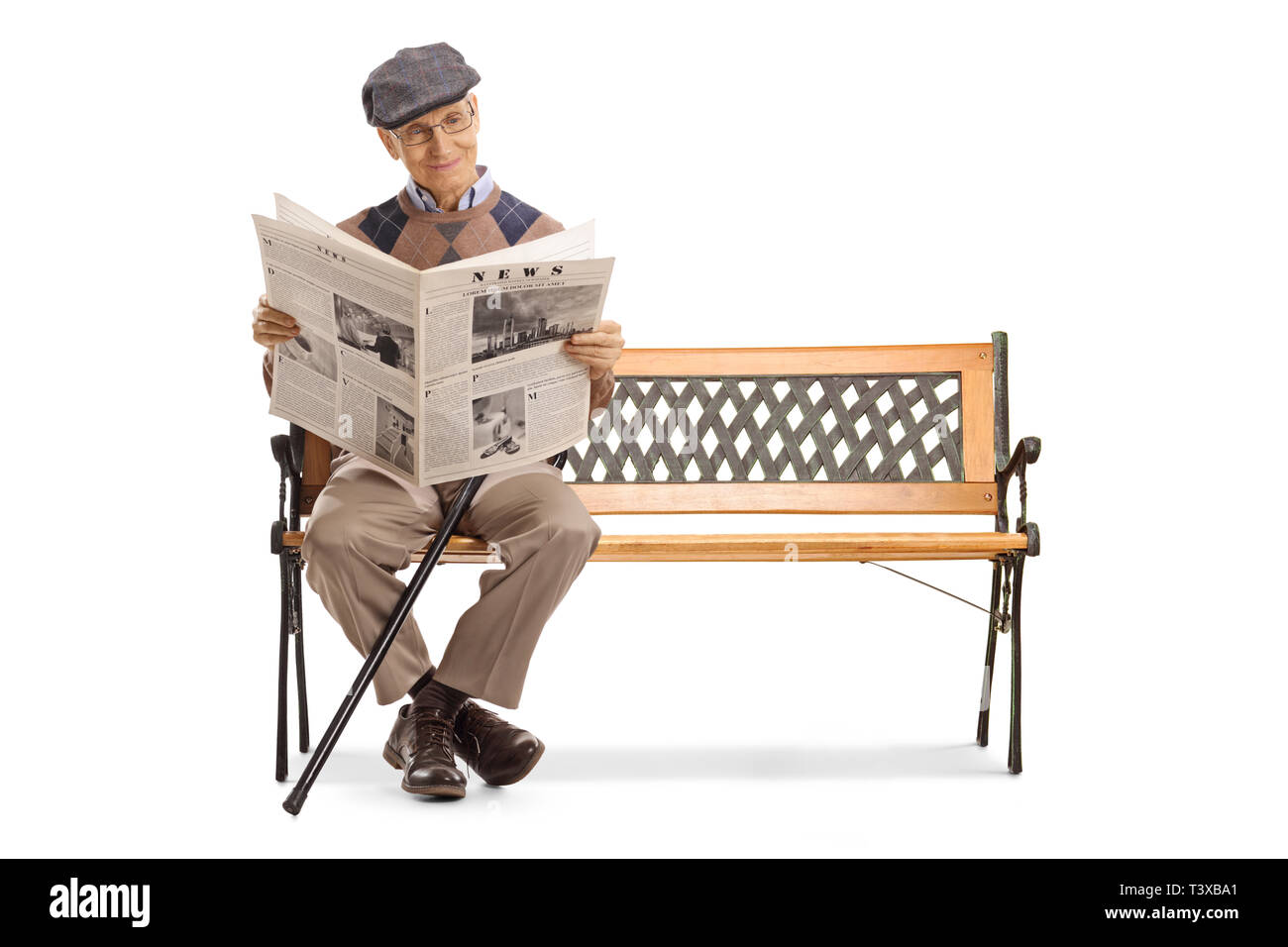Full Length shot of a senior man reading a newspaper sur un banc isolé sur fond blanc Banque D'Images