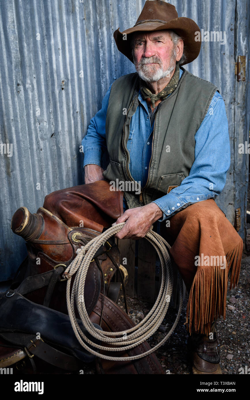 Anciennes Chaps En Cuir Vintage - Nombreux Trous D'usure - Occasion