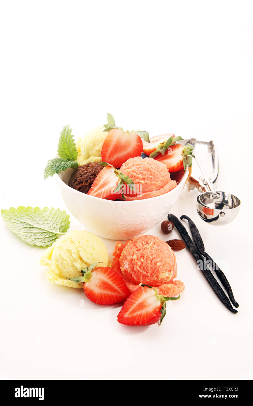 Jeu de boules de glace de différentes couleurs et saveurs de fruits rouges et de fruits décoration. icecream variation Banque D'Images