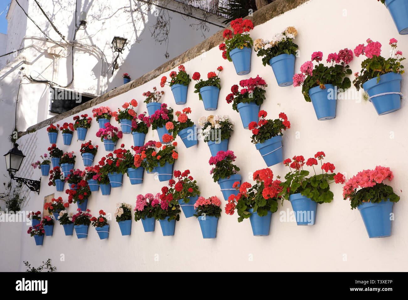 Andalousie Espagne village blanc pot de fleurs afficher Photo Stock - Alamy