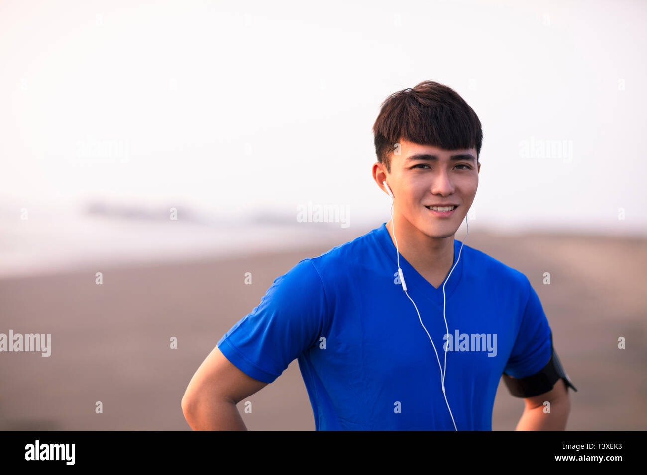 Portrait d'homme athlétique après le jogging On Beach Banque D'Images