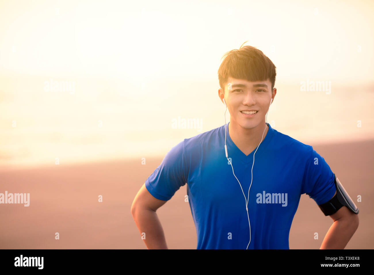 Portrait d'homme athlétique après le jogging On Beach Banque D'Images