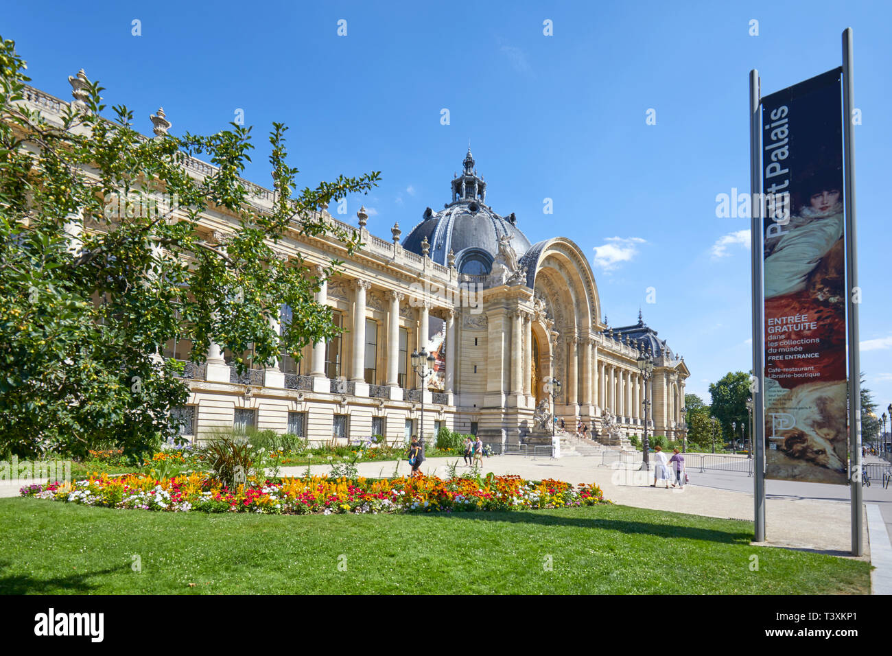 PARIS, FRANCE - 21 juillet 2017 : Petit Palais, parterre et meadow dans une journée ensoleillée, ciel bleu clair à Paris, France. Banque D'Images