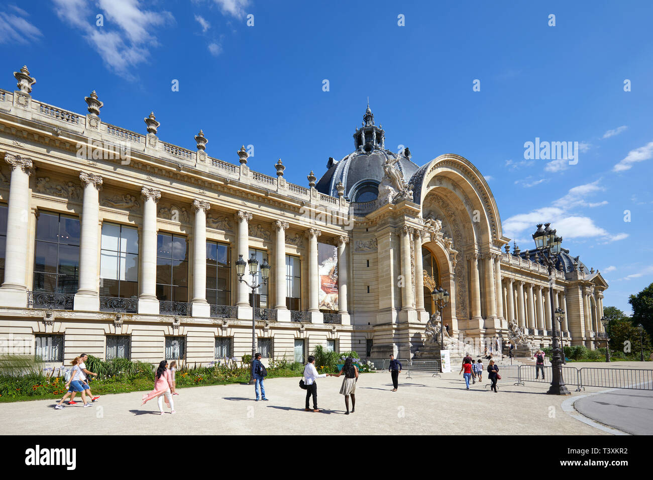 PARIS, FRANCE - 21 juillet 2017 : Petit Palais avec des gens et parterre dans une journée ensoleillée, ciel bleu clair à Paris, France. Banque D'Images
