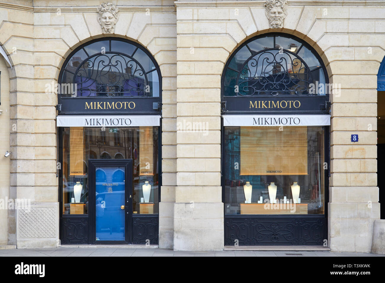 PARIS, FRANCE - 21 juillet 2017 : de luxe en boutique Mikimoto place Vendôme à Paris, France. Banque D'Images