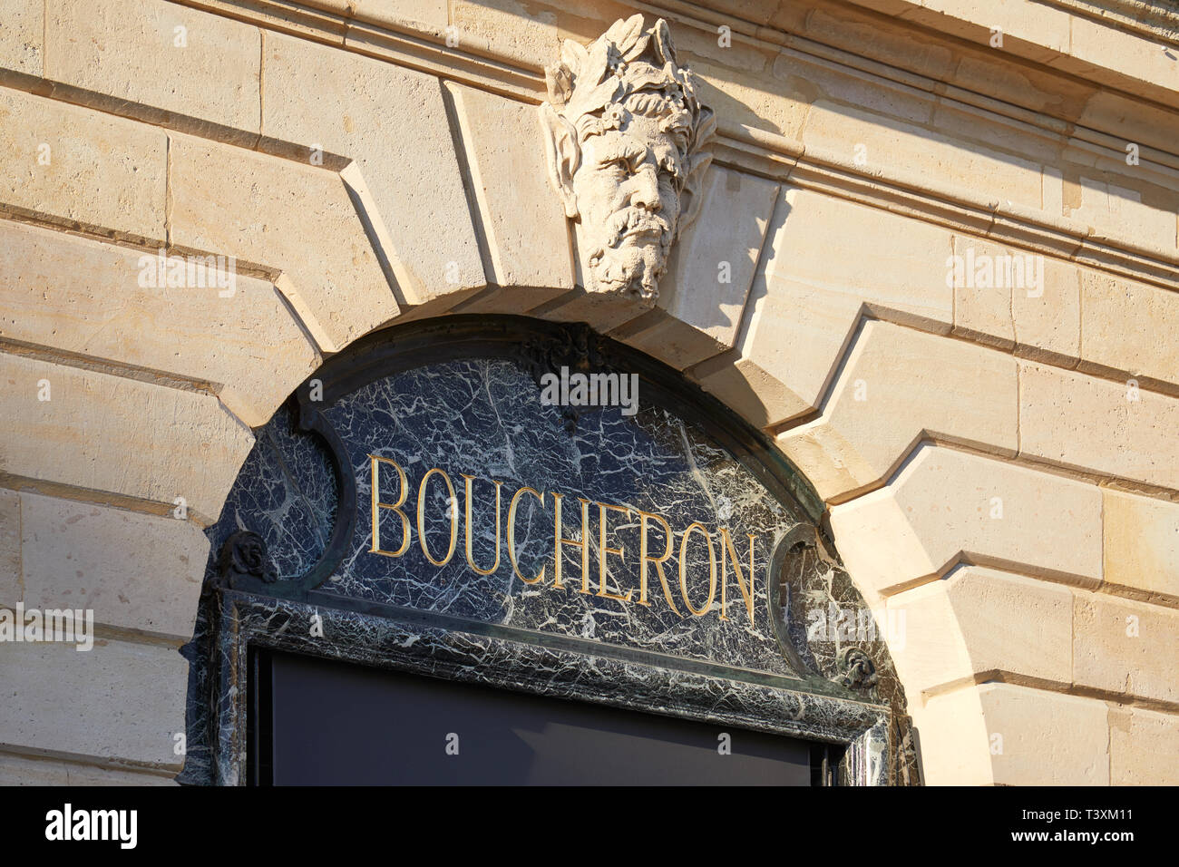 PARIS, FRANCE - 21 juillet 2017 : Boucheron luxe en marbre noir store se connecter place Vendôme à Paris, France. Banque D'Images