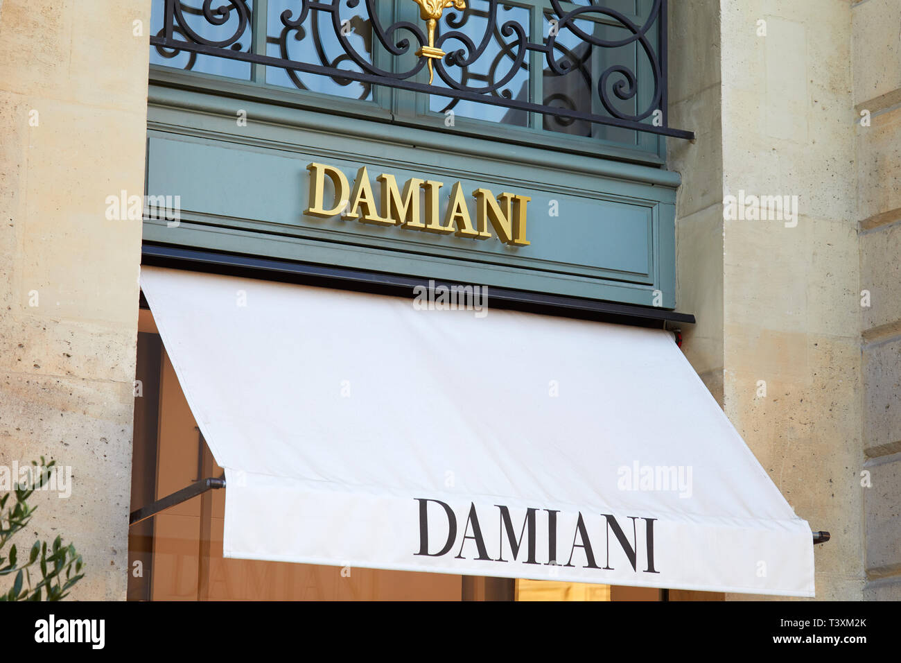 PARIS, FRANCE - 21 juillet 2017 : magasin de luxe Damiani en place Vendôme à Paris, France. Banque D'Images