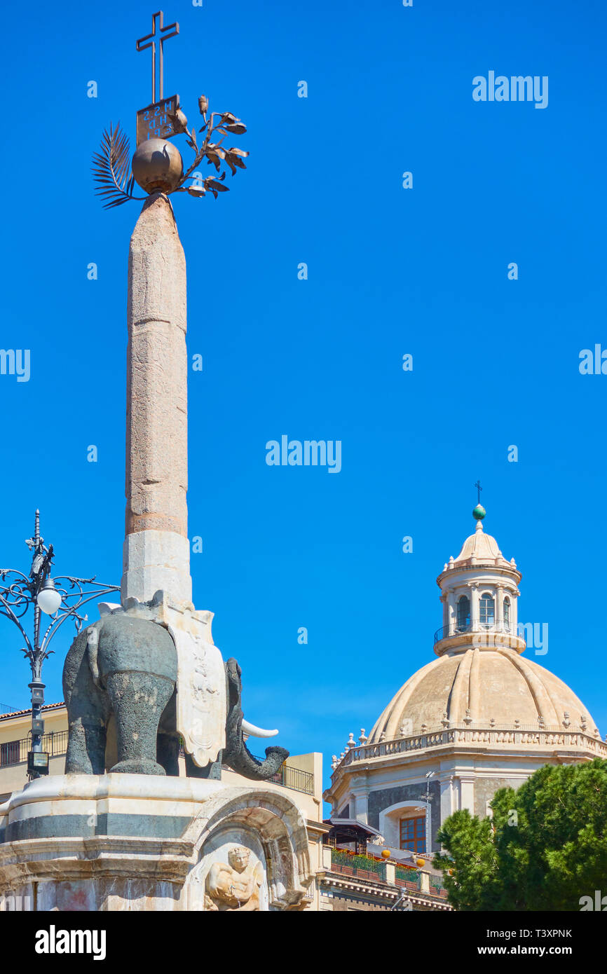 Elpehant avec obélisque noir sur le dos sur la Piazza del Duomo à Catane - symbole de la ville de Catane. Sicile, Italie. Créé par l'architecte Giovan Banque D'Images