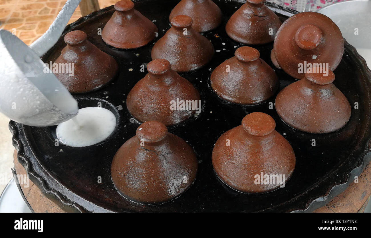 Genre de Thai sweetmeat . Mélanger la poudre de lait de coco avec frites. Dessert de sweetmeat traditionnel thaï, crêpes, pudding, Thai Street food Banque D'Images