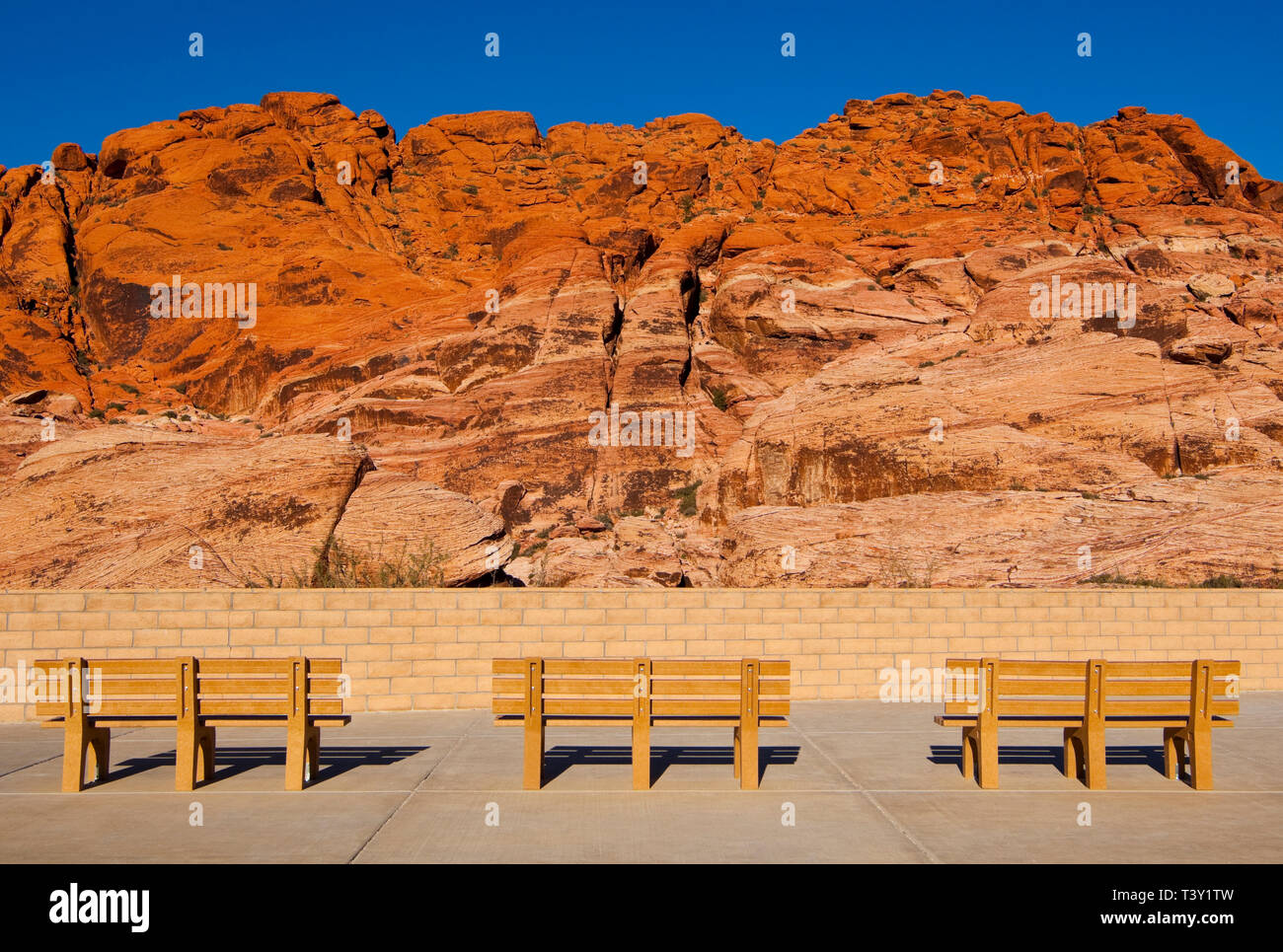 Des bancs de parc face à Red Rock Canyon, Nevada, United States Banque D'Images
