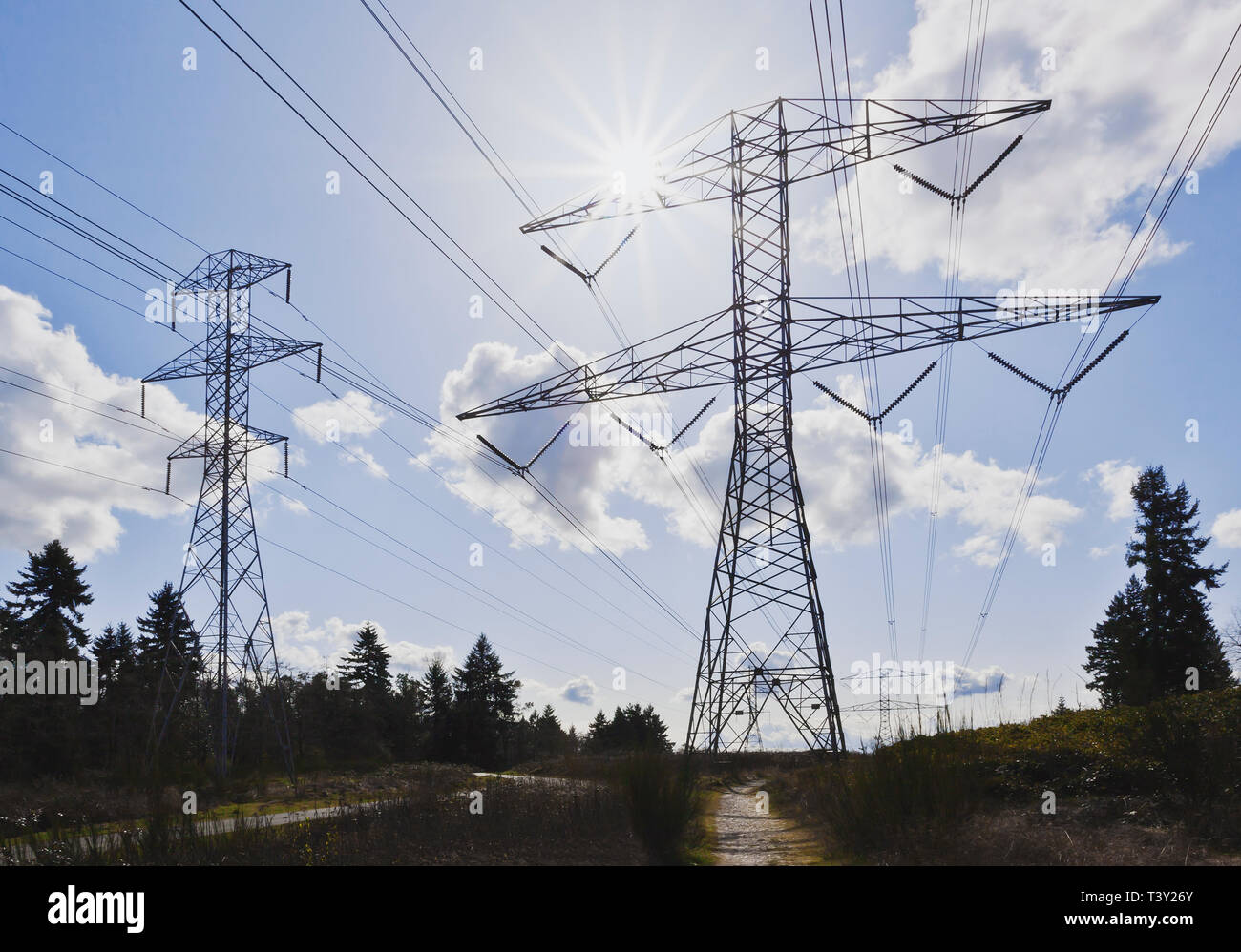 Les lignes d'alimentation contre le ciel bleu Banque D'Images