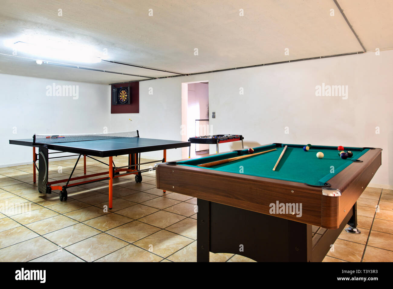 Table de billard et table de ping-pong au sous-sol Photo Stock - Alamy