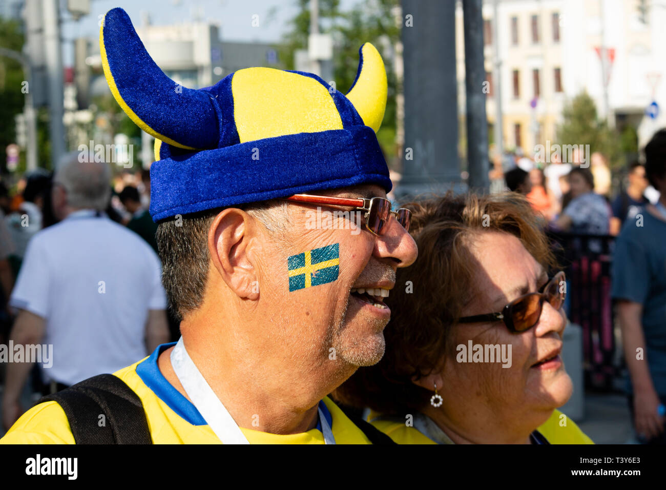 Smiling male suédois fan en bleu et jaune corne viking casque et lunettes de  soleil - Coupe du Monde de la FIFA, Russie 2018 Mexique / Suède,  Ekaterinbourg Photo Stock - Alamy