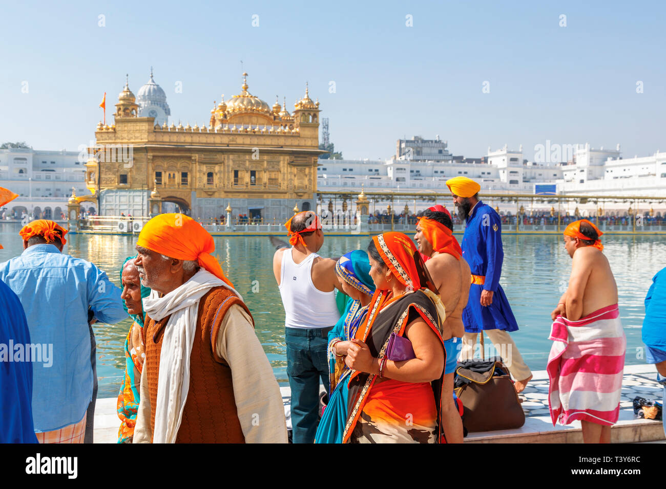 Les sikhs indiens à la piscine du Golden Temple d'Amritsar, le lieu le plus sacré de pèlerinage et gurdwara sikh, Amritsar, Punjab, India Banque D'Images