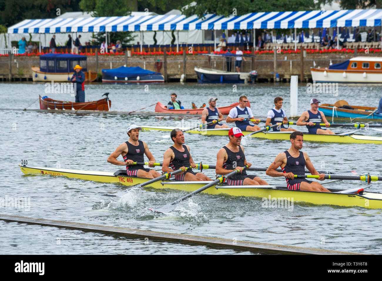 Quatre sans barreur deux barques et les équipages de course à la ligne d'arrivée sur la Tamise au Henley Royal Regatta, Henley on Thames, Oxfordshire, UK Banque D'Images