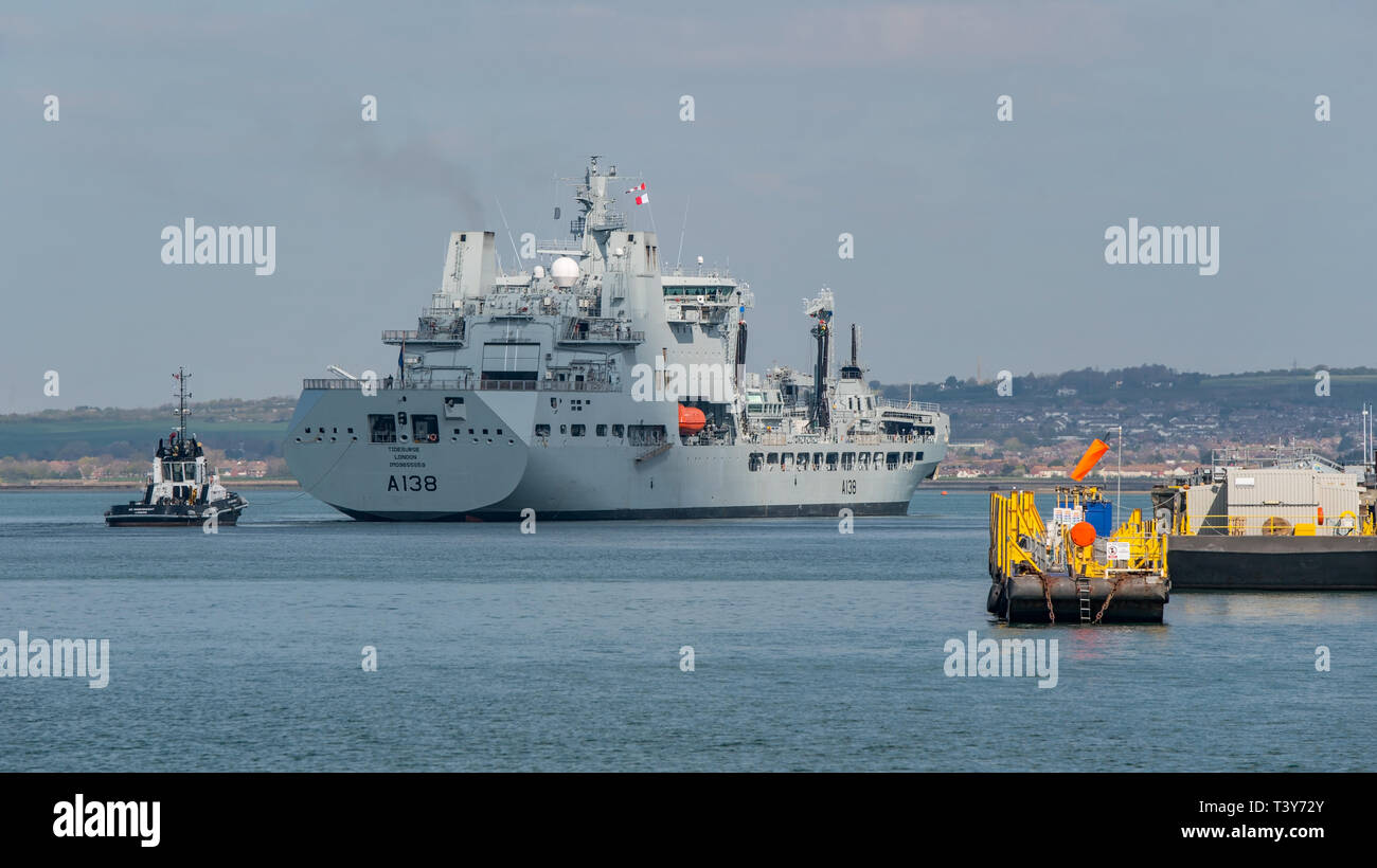 La Royal Fleet Auxiliary pétrolier Tidesurge reconstitution AD (A138), en arrivant à Portsmouth, Royaume-Uni le 11 avril 2019. Banque D'Images