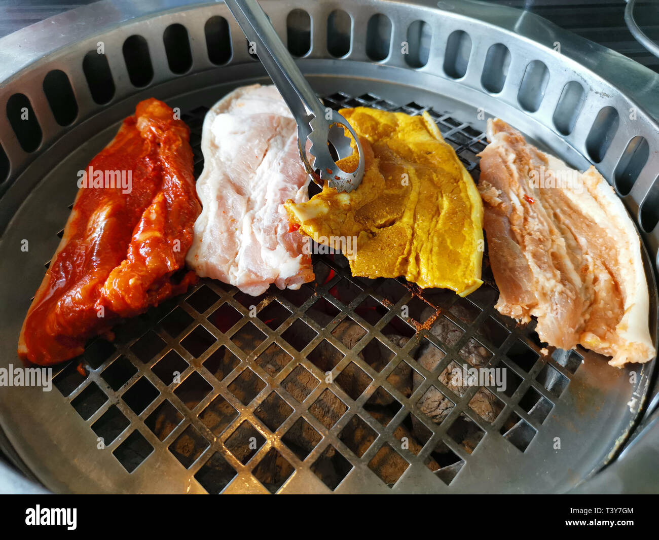 Vue de dessus de la viande fraîche sur le gril. Barbecue Banque D'Images