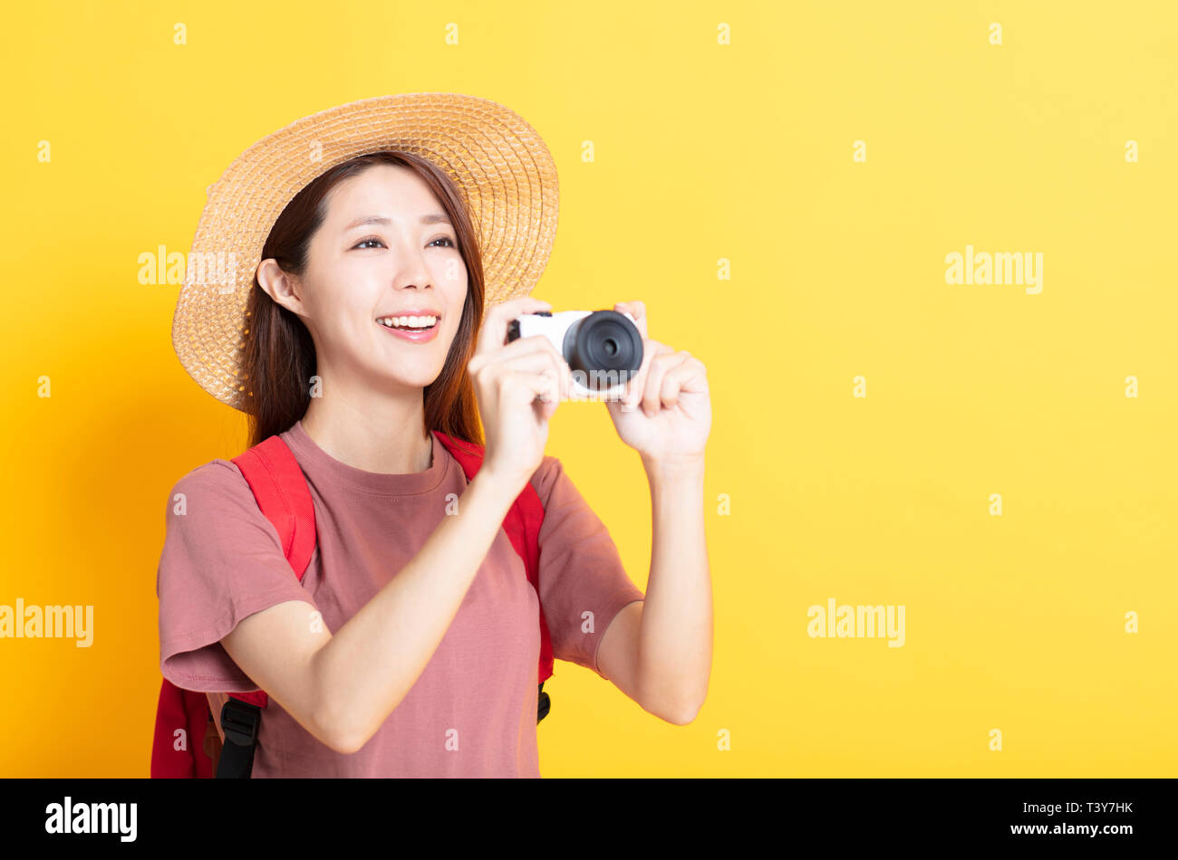 Happy young woman in summer hat et tenir l'appareil photo Banque D'Images