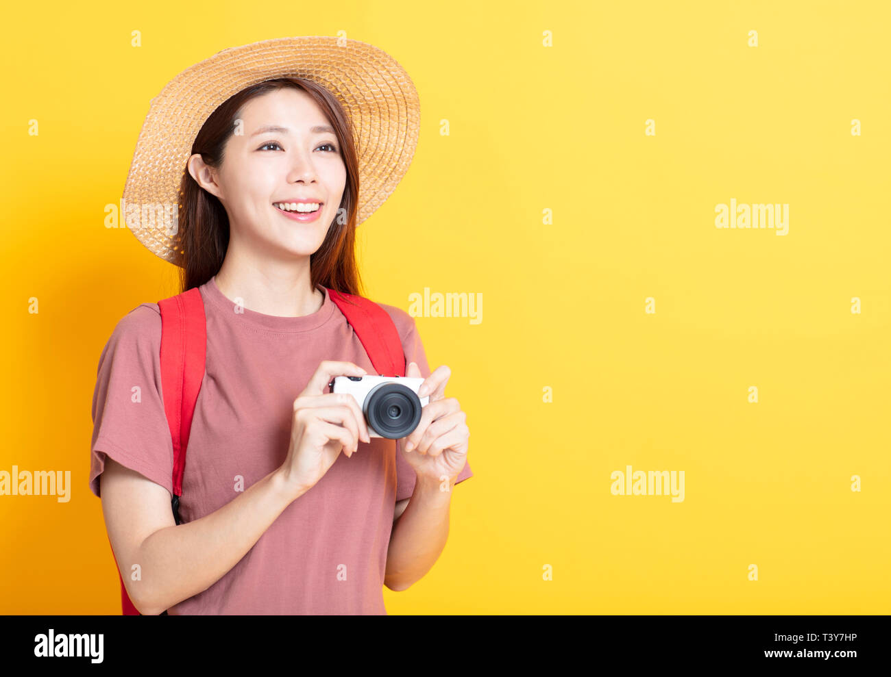 Happy young woman in summer hat et tenir l'appareil photo Banque D'Images