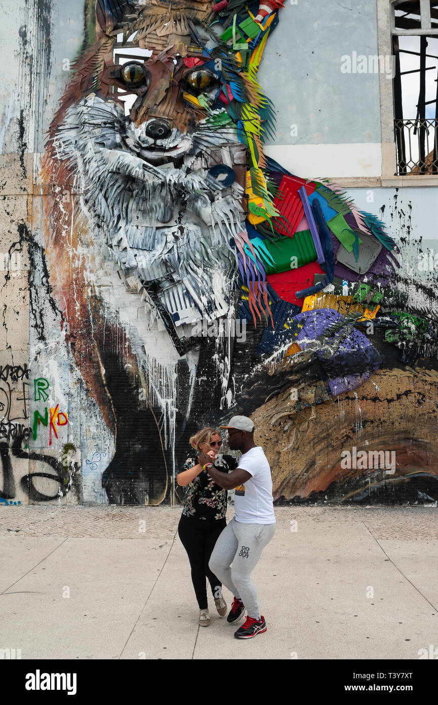 11.06.2018, Lisbonne, Portugal, Europe - un couple danse Lambada sur un trottoir. Banque D'Images