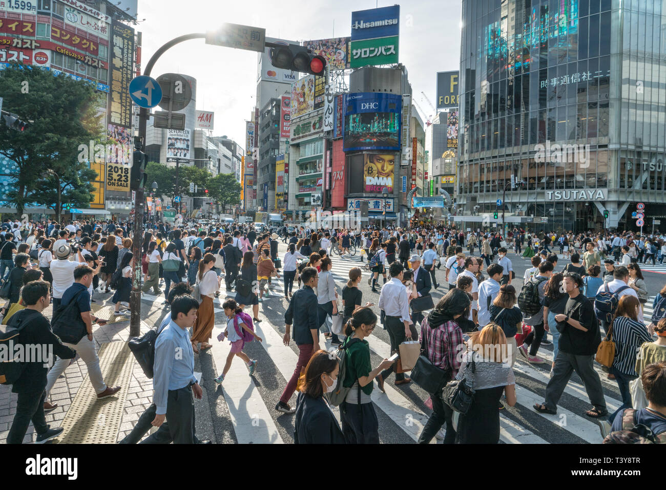 Shibuya, Tokyo, Japon - 05/29/2018 : Masses de piétons qui traversent la rue au fameux croisement de Shibuya. Banque D'Images
