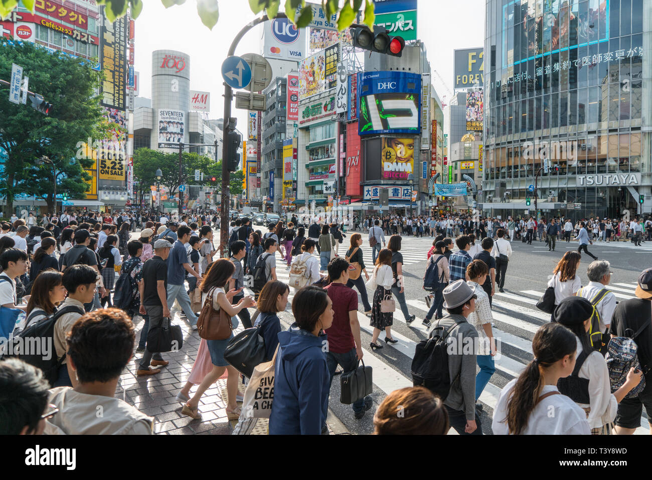 Shibuya, Tokyo, Japon - 05/29/2018 : Beaucoup de personnes traversant la rue au célèbre croisement de Shibuya. Banque D'Images