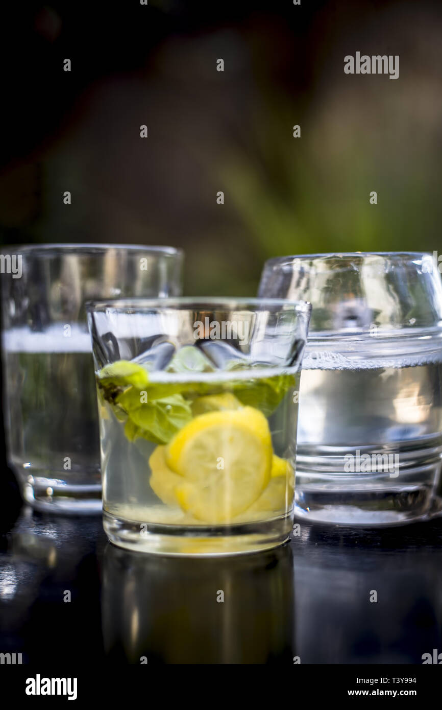 Le Mojito boisson dans un verre transparent sur la surface en bois avec le rhum blanc,soda,jus de citron, feuilles de menthe fraîche, de la glace pilée et le sucre,Close up shot ou top shot. Banque D'Images