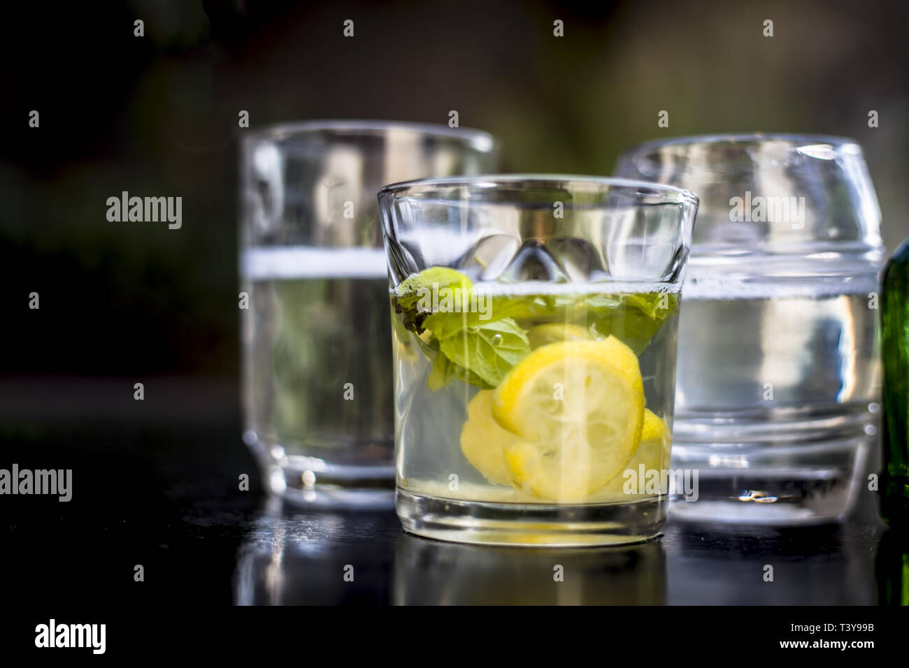 Le Mojito boisson dans un verre transparent sur la surface en bois avec le rhum blanc,soda,jus de citron, feuilles de menthe fraîche, de la glace pilée et le sucre,Close up shot ou top shot. Banque D'Images
