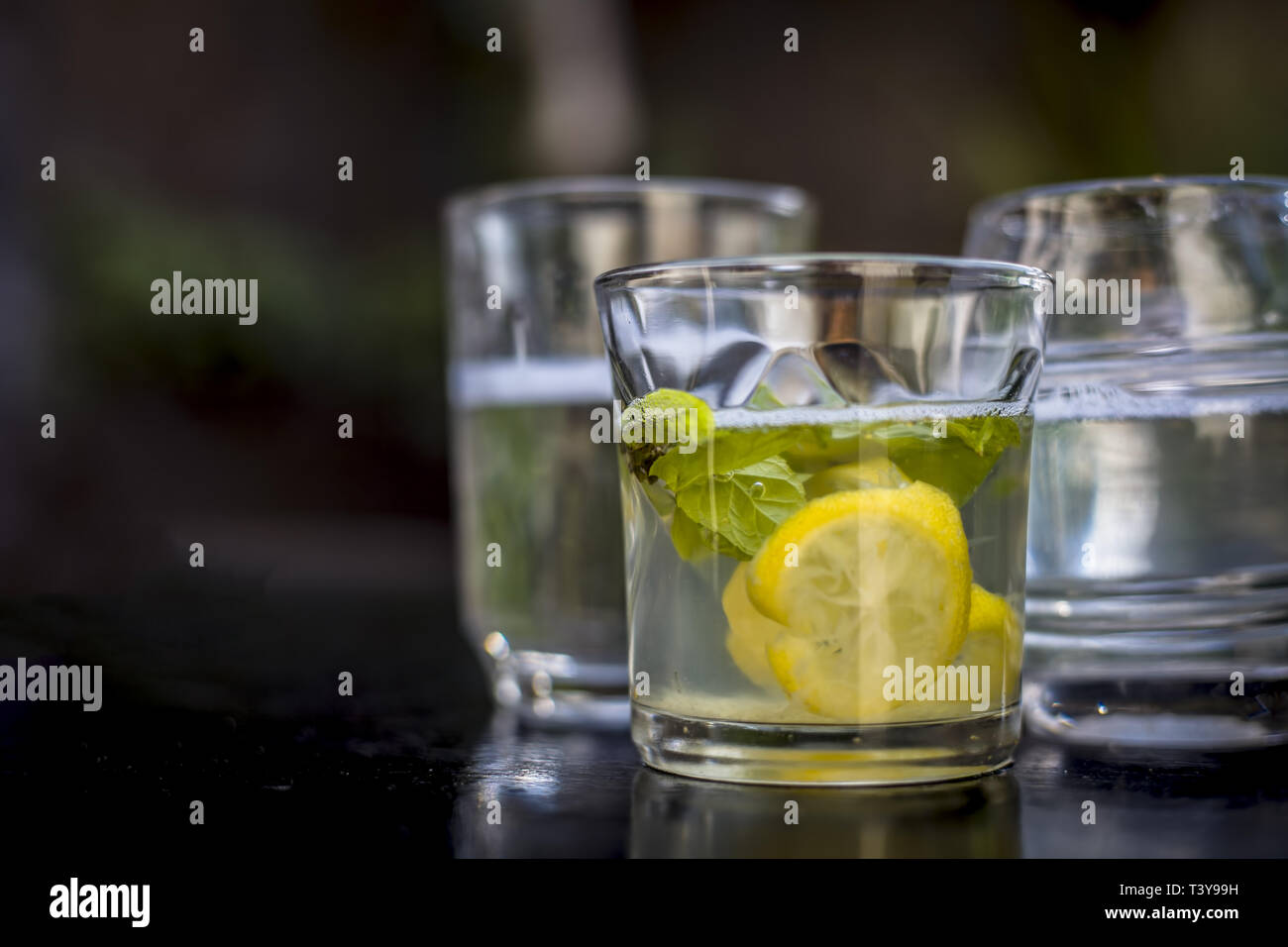 Le Mojito boisson dans un verre transparent sur la surface en bois avec le rhum blanc,soda,jus de citron, feuilles de menthe fraîche, de la glace pilée et le sucre,Close up shot ou top shot. Banque D'Images