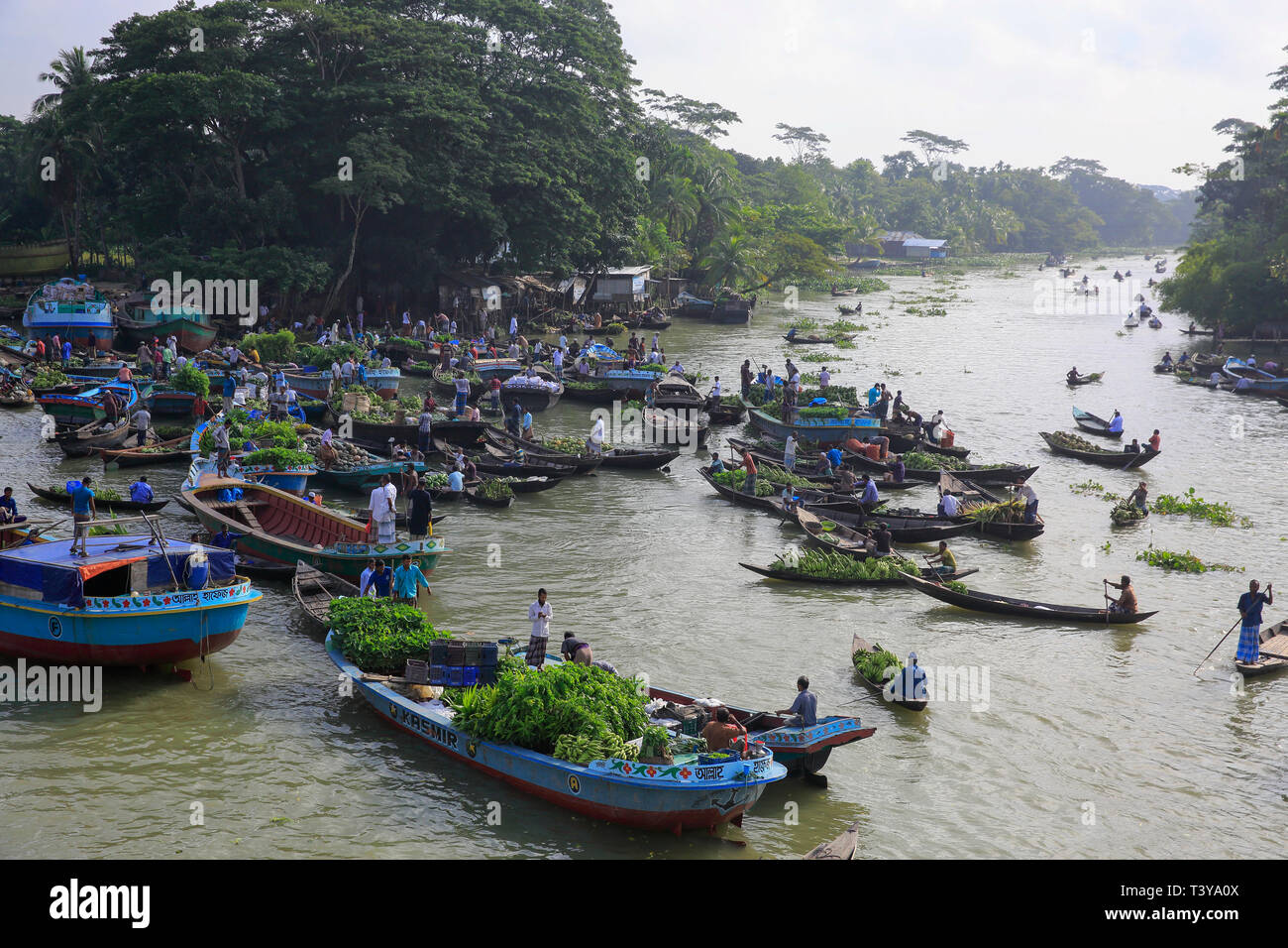 Marché flottant à Najirpur agricoles dans le district de Pirojpur, au Bangladesh. Banque D'Images