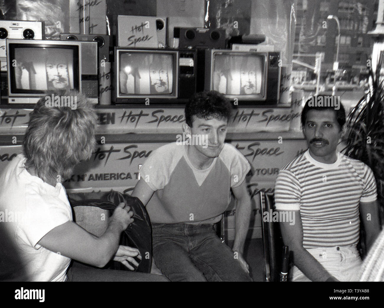 Roger Taylor, John Deacon et Roger Taylor de Queen Queen pour assister à la conférence de presse 'espace chaud' de Crazy Eddie's le 27 juillet 1982 à New York. Crédit : Walter McBride/MediaPunch Banque D'Images