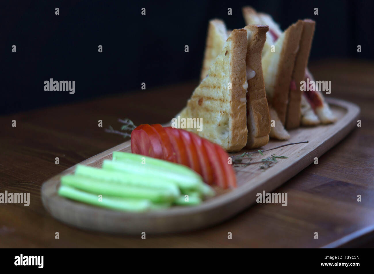 Tranches de cheddar et toast saucisses tomates concombre le thé préparé pour le petit déjeuner Banque D'Images