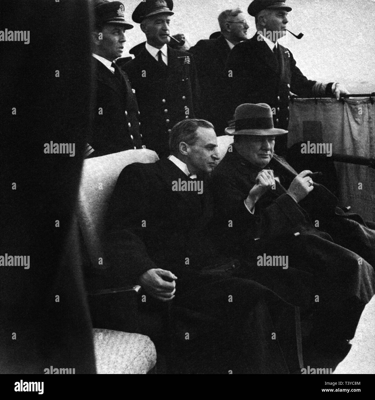 Winston Churchill avec Sir Archibald Sinclair lors d'une démonstration de vol Banque D'Images