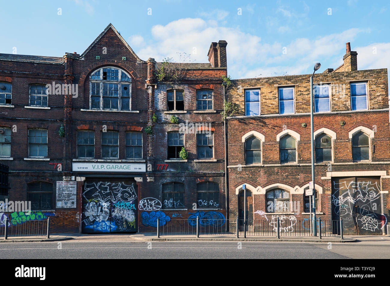 Rangée de vieux bâtiments abandonnés sur la route commerciale à Limehouse, dans l'East End londonien, UK Banque D'Images