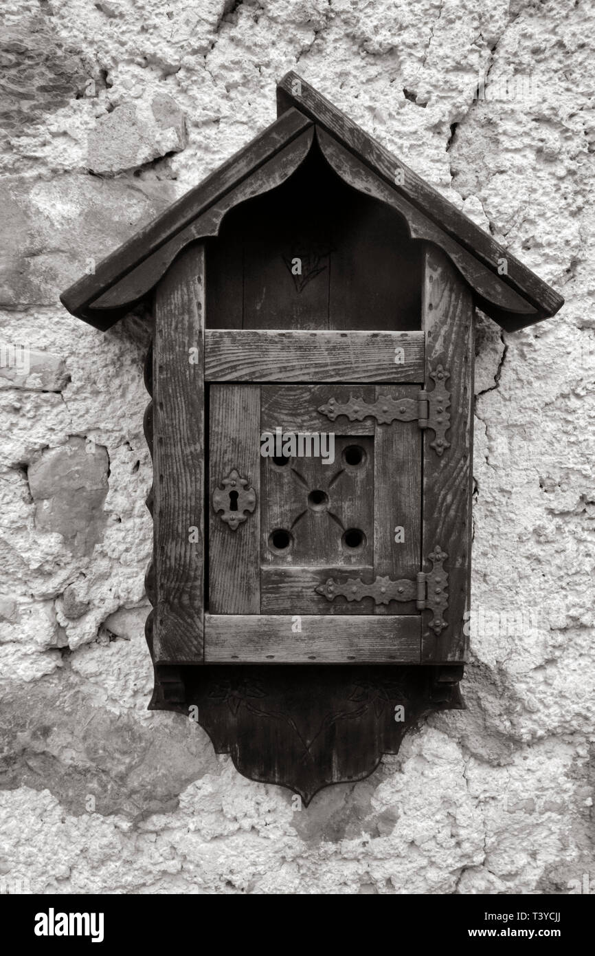Une boîte aux lettres sculptées dans le bois dans le style typique de  montagne des Dolomites. Prises à Cortina d'Ampezzo, Veneto, Italie Photo  Stock - Alamy
