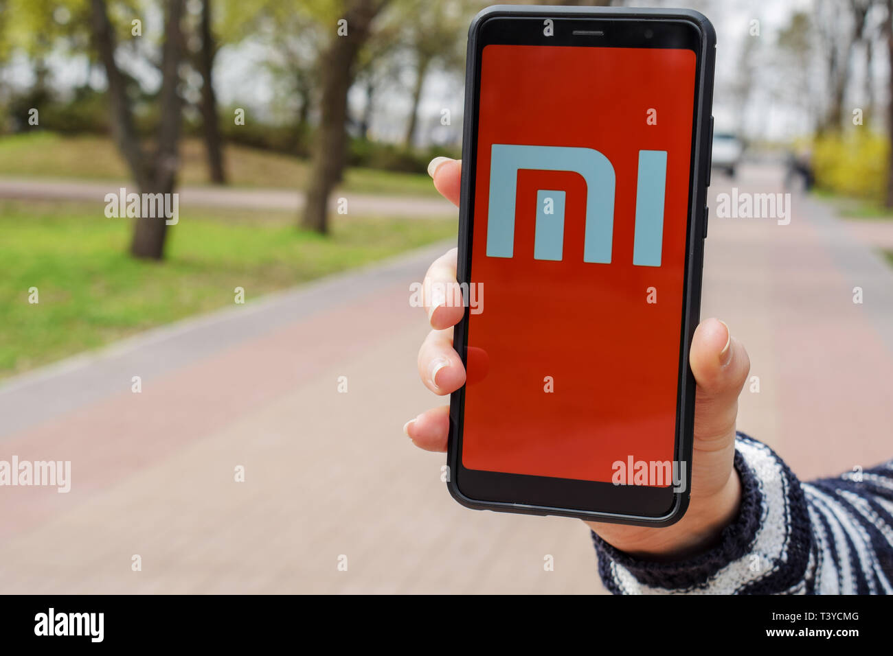 L'Ukraine, Krementchoug - Avril 2019 : Xiaomi MI logo sur l'écran du smartphone. Xiaomi est un fabricant populaire de la technologie. Banque D'Images