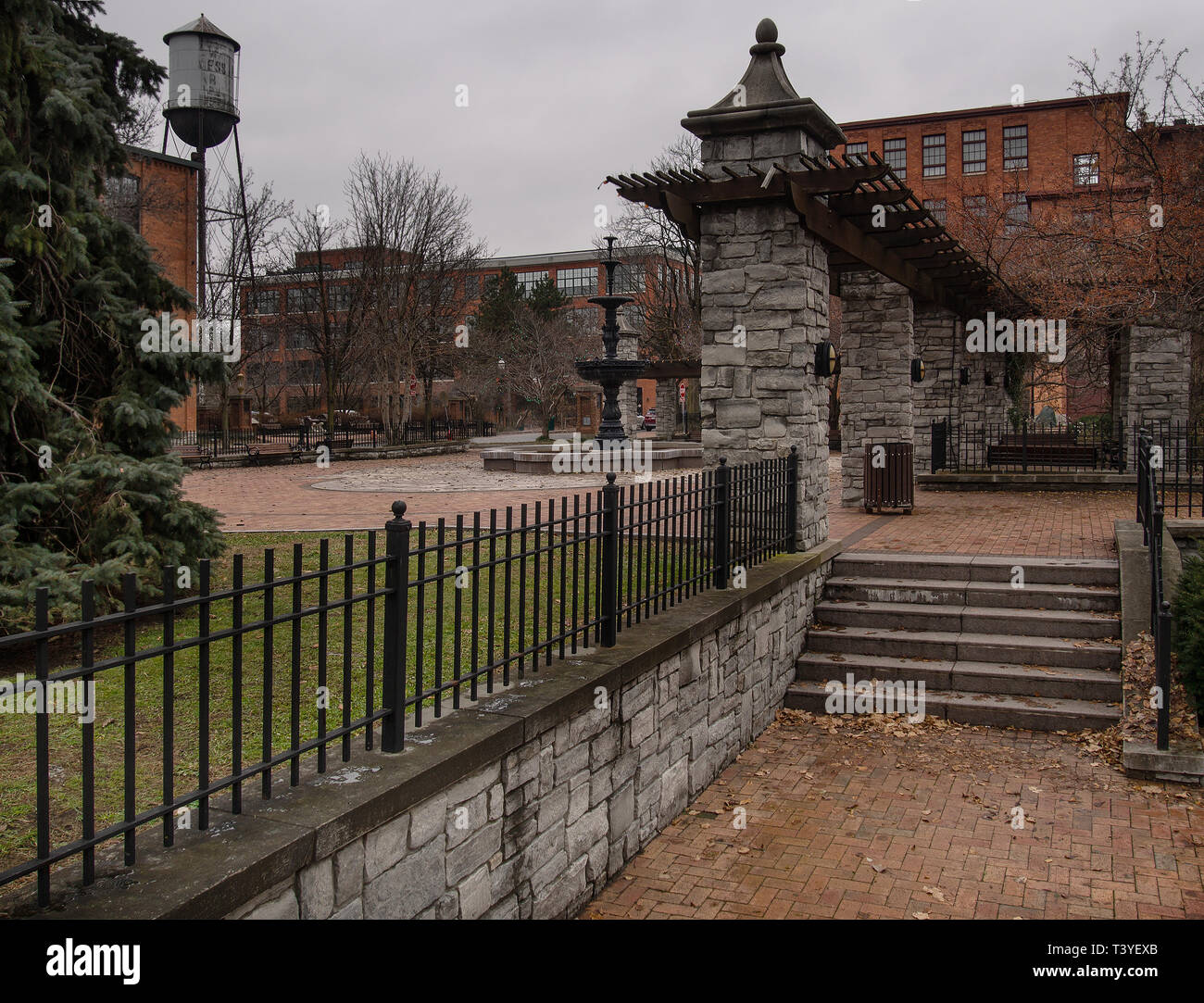 Belle cour intérieure de la Franklin Square près de Syracuse, New York sous un ciel couvert journée d'automne Banque D'Images