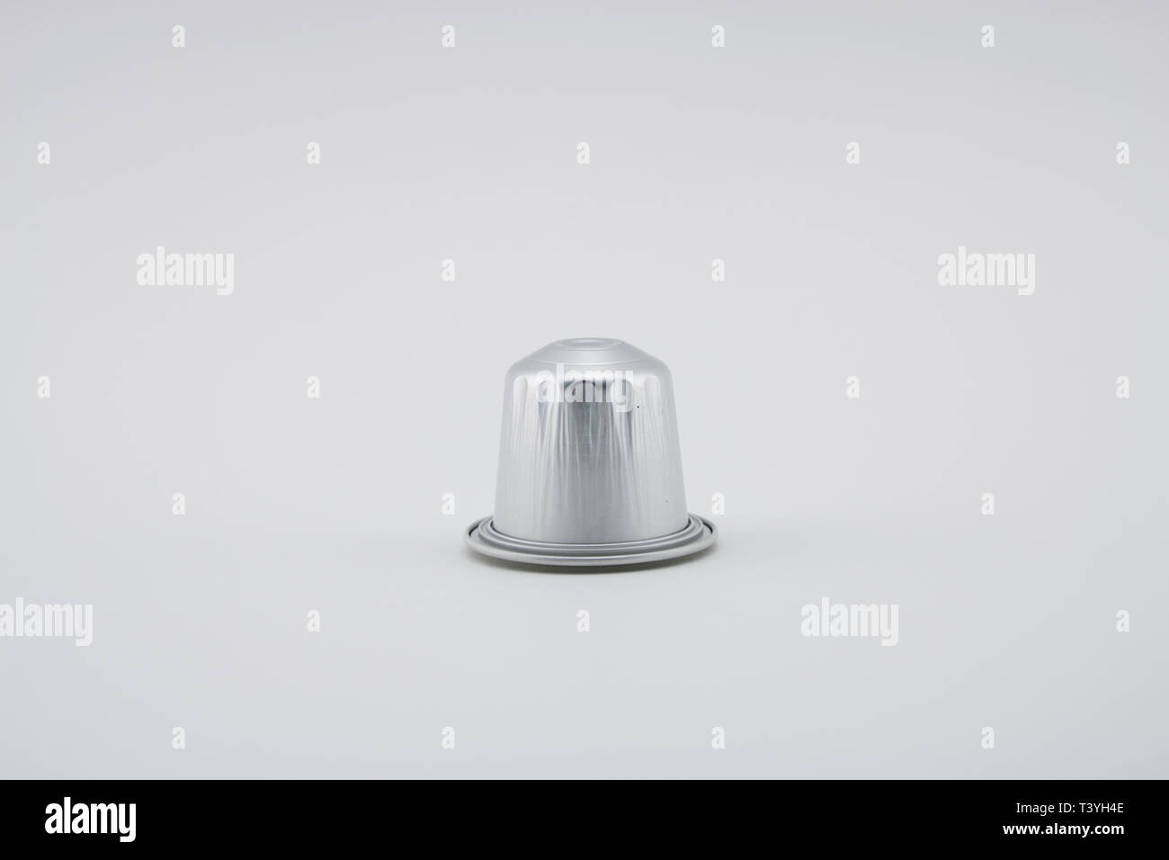 Capsule de café espresso ou café en dosette sur fond blanc. Isolées. Banque D'Images