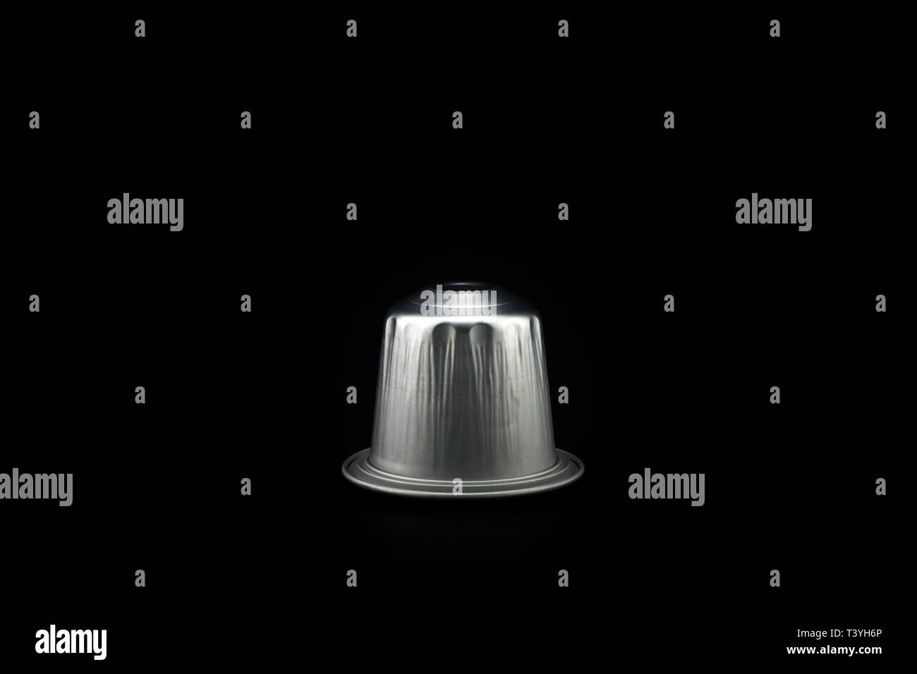 Capsule de café espresso ou café en dosette sur fond noir. Isolées. Banque D'Images