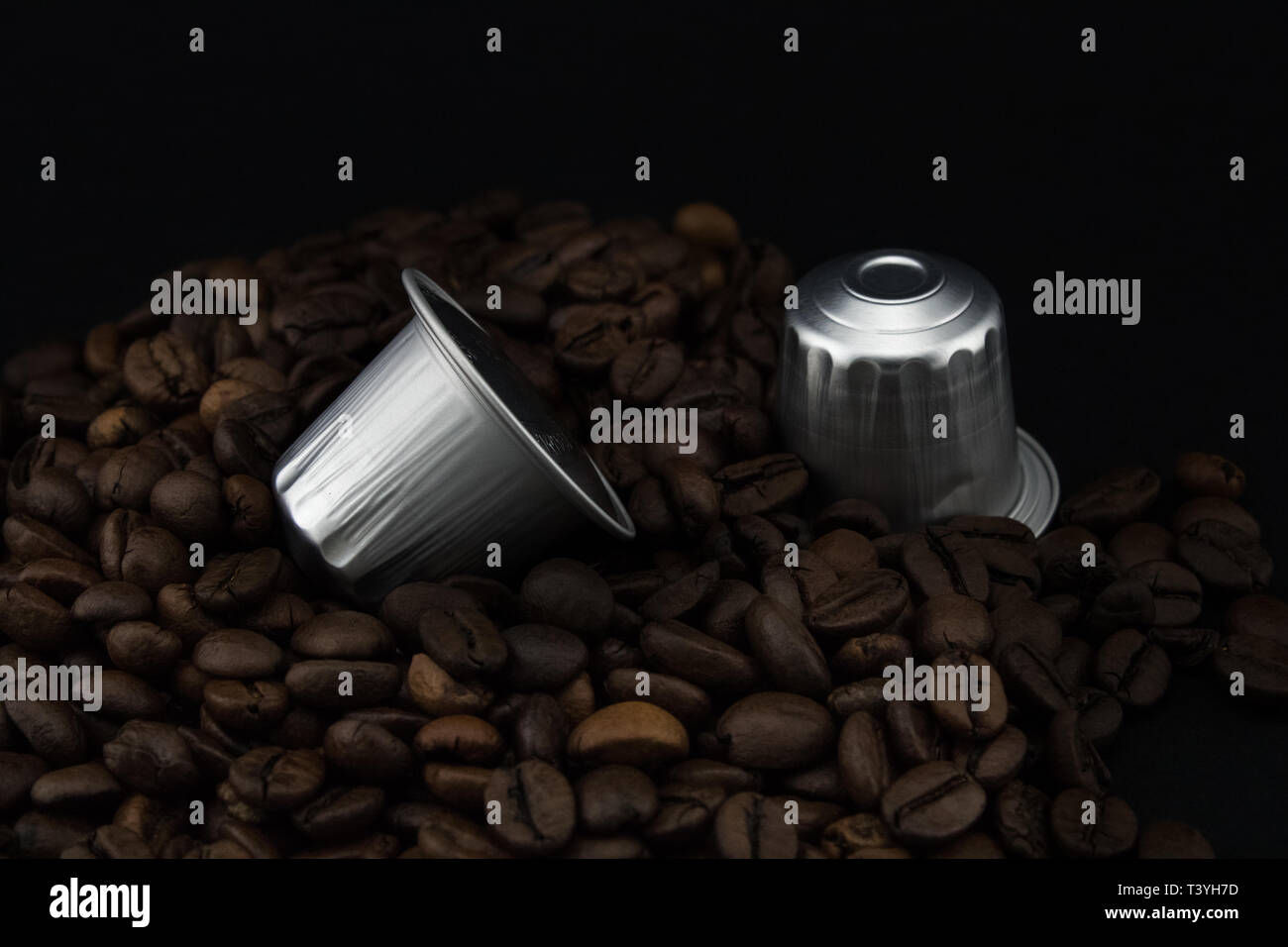 Les capsules de café expresso ou dosettes de café en grains, fond noir. Capsules pour machine à café. Banque D'Images