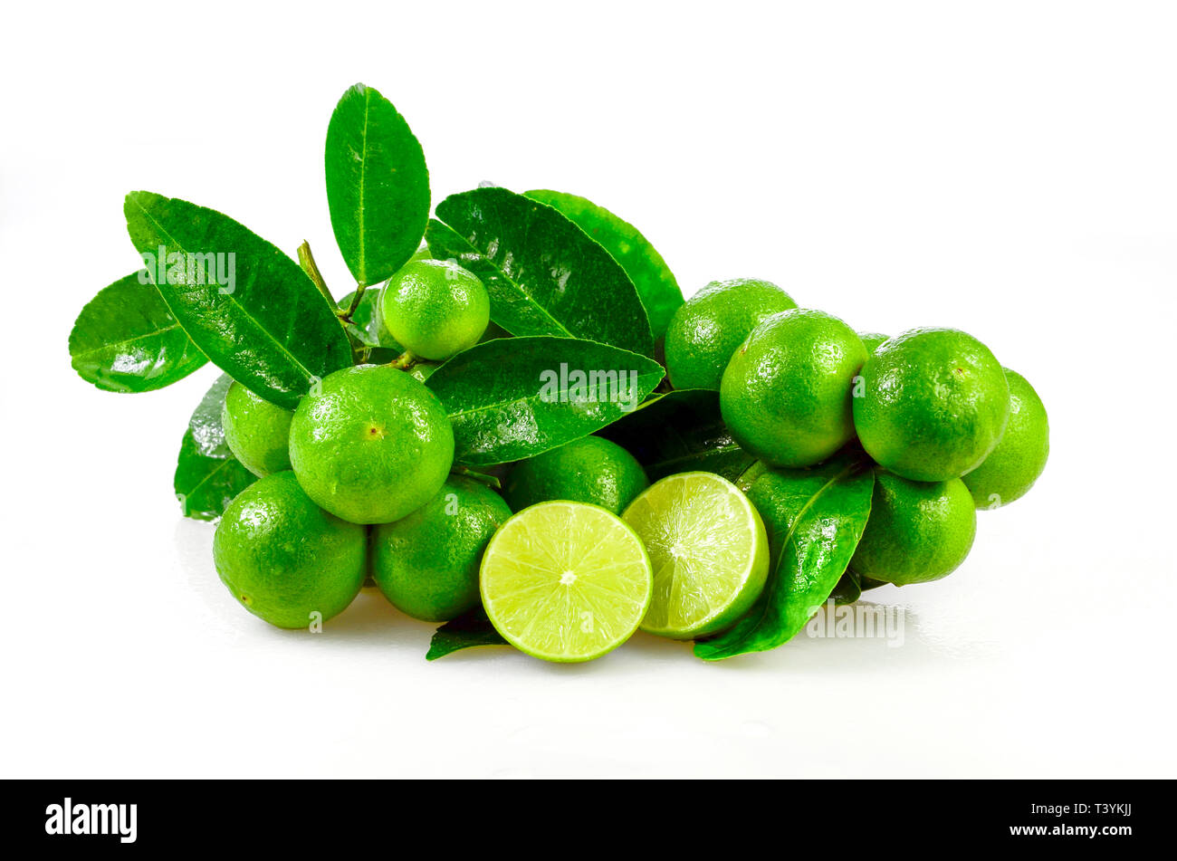 Organique sans pépins fruits lime (Citrus aurantifolia) isolé sur fond blanc. Banque D'Images