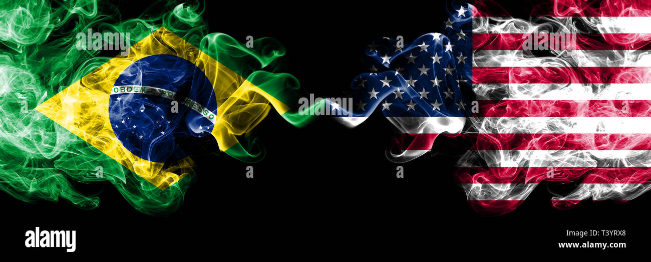 Le Brésil contre les Etats-Unis d'Amérique, des drapeaux de fumée placés côte à côte. La fumée épaisse et soyeuse de couleur de drapeaux et brésilien United States of Americ Banque D'Images
