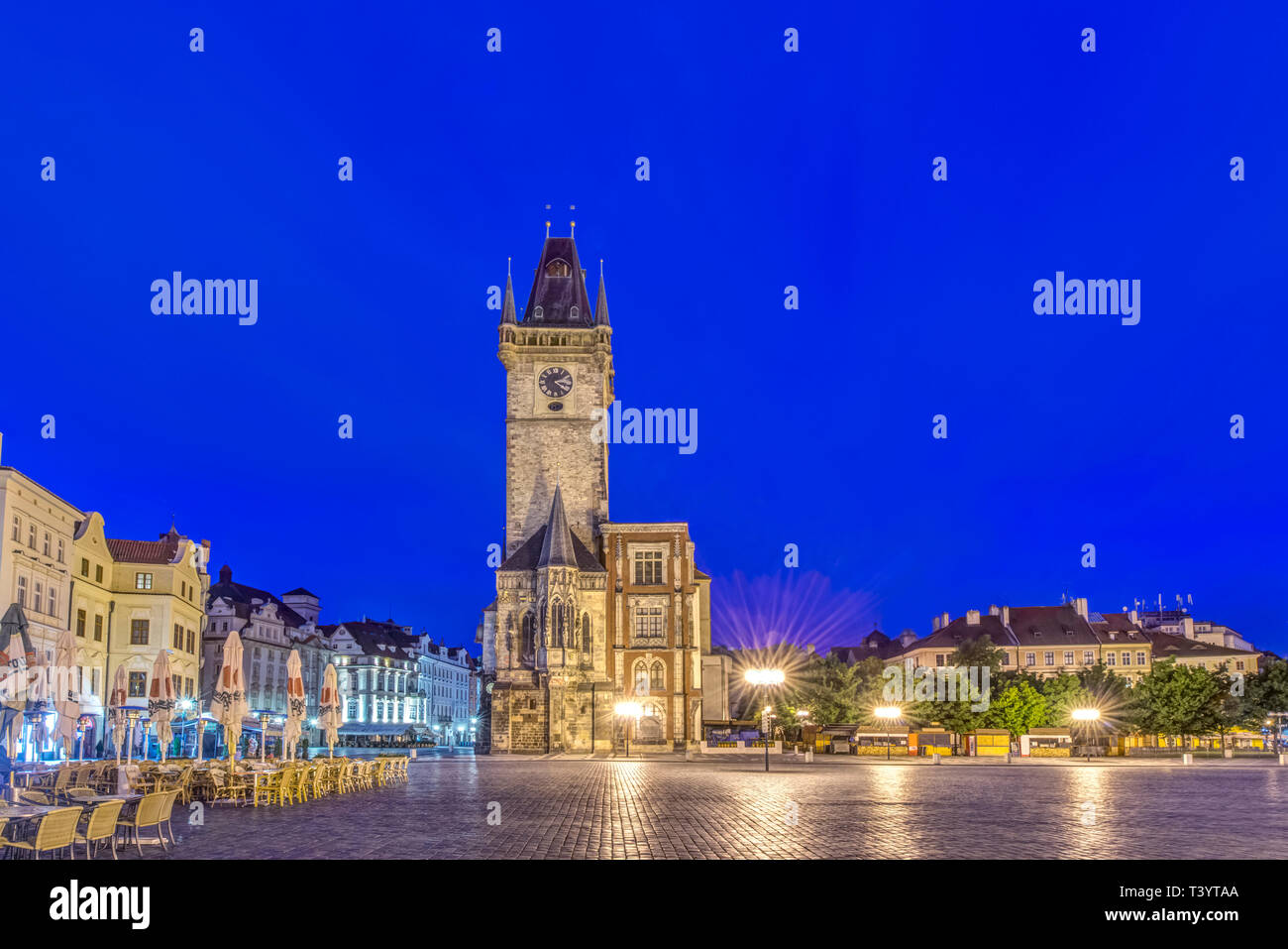 Piazza lumineux et ancien hôtel de ville à l'aube, Prague, République Tchèque Banque D'Images