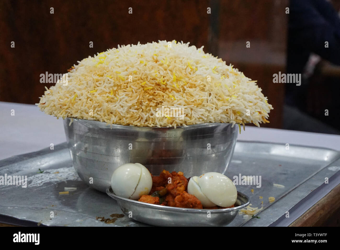 Biryani Hyderabadi avec œufs et poulet rouge Banque D'Images