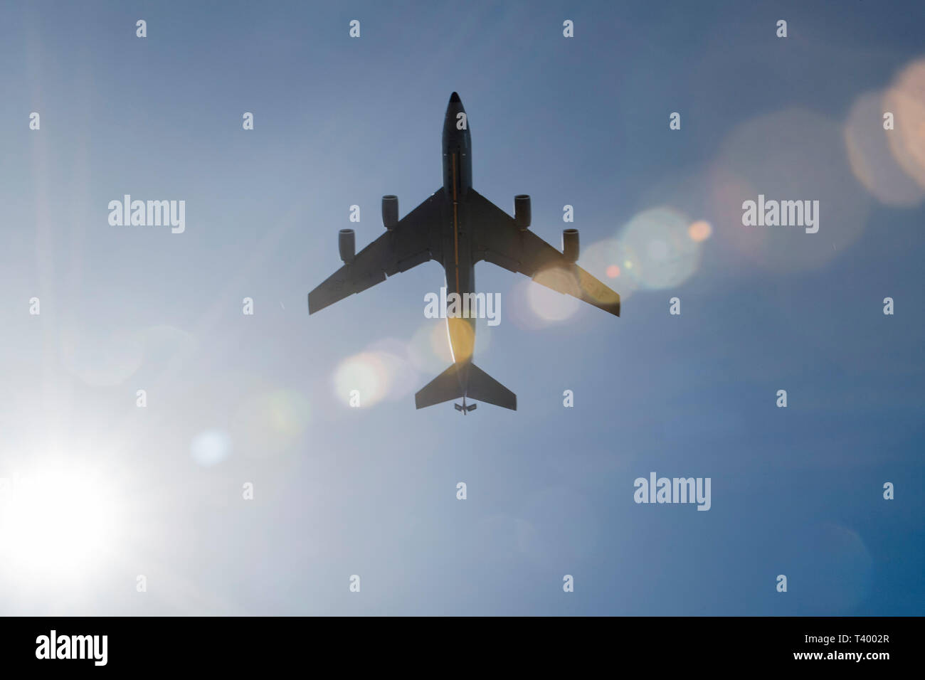 Le 909e Escadron de ravitaillement en vol KC-135 Stratotanker prend son envol, le 11 avril 2019, à Yokota Air Base, le Japon. L'ARS 909 fournit des capacités de ravitaillement en vol à U.S, alliés et partenaires dans le domaine de responsabilité du Pacifique. (U.S. Photo de l'Armée de l'air par la Haute Airman Donald Hudson) Banque D'Images