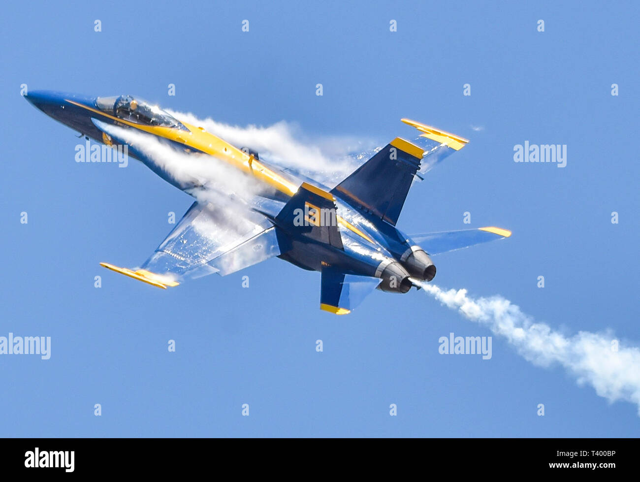 190410-N-UK306-1510 Pensacola, Floride (10 avril 2019) Aile gauche Le lieutenant pilote James Cox, affecté à l'Escadron de démonstration en vol de la Marine américaine, les Blue Angels, exécute le "cross" manœuvre pause durant une pratique démonstration au Naval Air Station (NAS) Pensacola . L'équipe est prévue pour effectuer des démonstrations en vol 61 à 32 endroits au pays pour mettre en valeur la fierté et le professionnalisme de la US Navy et du Marine Corps pour le public américain en 2019. (U.S. Photo par marine Spécialiste de la communication de masse 2e classe Timothy Schumaker/libérés) Banque D'Images